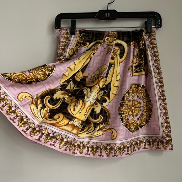 Like new Fendace Multicolour Silk Skirt $1,895 36 0 FENDI VERSACE - Picture 8 of 9